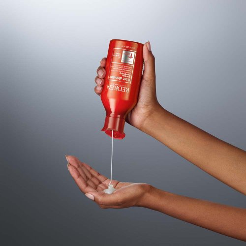 Redken Frizz Dismiss Geschenkset gegen Frizz: Shampoo 300 ml + Haarspülung 300 ml + Spray 150 ml